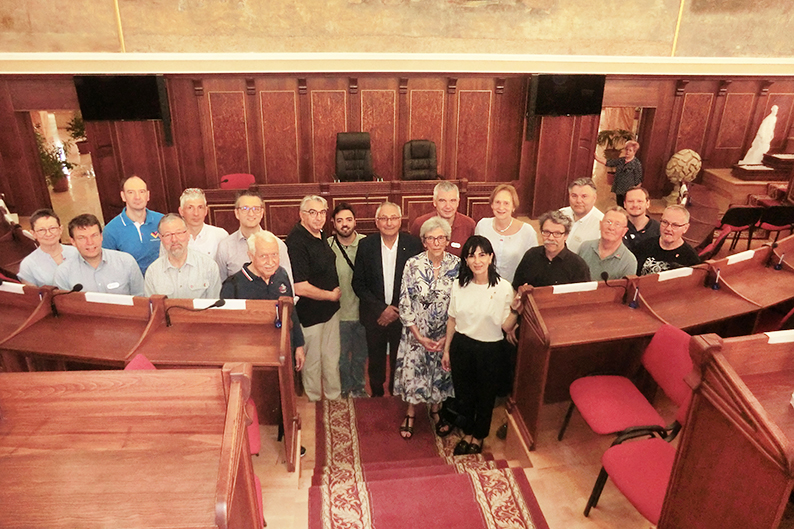 Ars Musica members with Alexan Ter-Minasyan, Muriel Mirak-Weissbach, and Deputy Mayor Sanoyan in center, City Council.