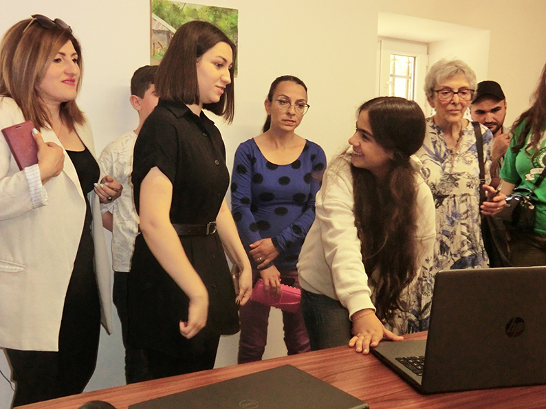 Stolz präsentiert diese Schülerin ihre selbst erstellte Webseite,  links die Direktorin des Zentrums Lilia Totolyan und ihre Tochter, die ebenfalls als Lehrerin unterrichtet.