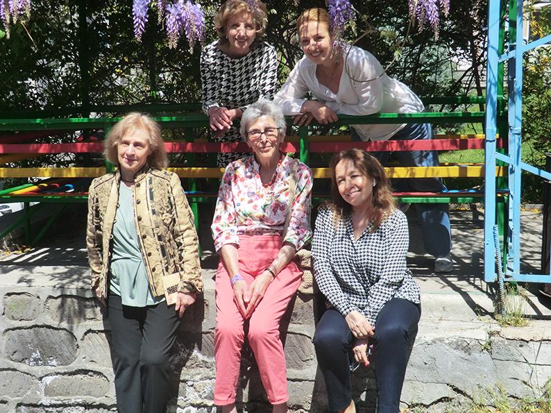 Die starken Frauen von MY WAY:  Lilit, die Ärztin, Lilit Soghomonyan (oben von links), Nona Gabrielyan,  Muriel Mirak-Weißbach, Sona Petrosyan (unten von links).