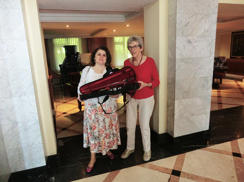 Eine Geige der Familie d’Aveta aus Wiesbaden  wurde an die Direktorin der Aleksey-Hekimyan-Musikschule übergeben.