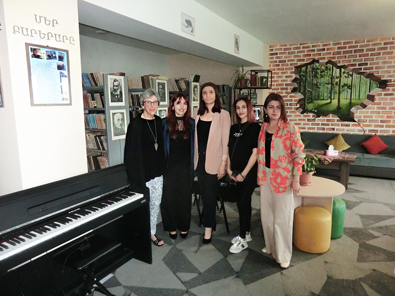 Die wunderschöne neue Dorfbibliothek in Geghaschen –  Muriel Mirak-Weißbach, Maryam Kazaryan, die Leiterin der Musikschule und Initiatorin des Projekts,  die Dolmetscherin, die Designerin, die Leiterin der Bibliothek
