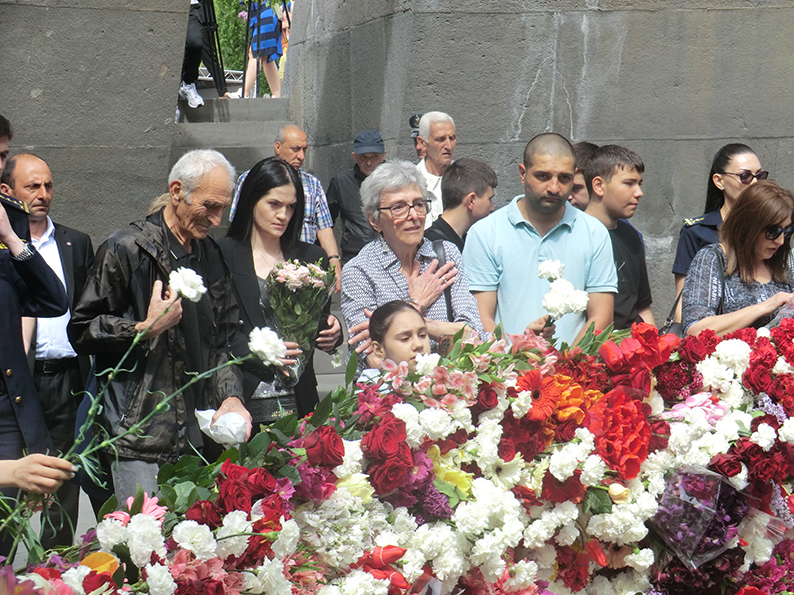 Der 24.April ist der Gedenktag für die Opfer des Völkermords an den Armeniern.  Den ganzen Tag über pilgern Menschen aus ganz Jerewan und dem ganzen Land hoch zum Tsitsernakaberd,  auf dem sich das Mahnmal befindet, verweilen andächtig an der „Ewigen Flamme“ und legen Blumen nieder. 