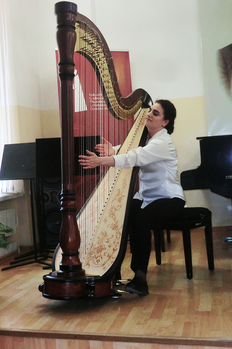 Harfistin Hasmik Mkrtchyan präsentiert  das neue „Schmuckstück“ des Konservatoriums in Gjumri.